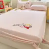 Conjunto de Tres Piezas de Invierno/Otoño Estilo Nuevo Terciopelo Plus Engrosado Bordado de Toalla de Terciopelo de Leche Sábana Ajustada Protector de Colchón