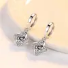 Pendientes de Diamante Flor de la Suerte Trébol de Cuatro Hojas Pendientes Elegantes de Moda Lujo Accesible Gama Alta Exquisitos Pendientes Versátiles Pendientes