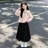 Conjunto de dos piezas para niña: una sudadera con cuello de muñeca y una falda midi de moda con lazo, perfecta para principios de otoño, adecuada para la escuela