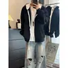 Jaqueta masculina com blocos de cor e capuz, imitação de duas peças, cardigã com zíper e patchwork de dupla camada para outono e inverno, caimento solto, ombros caídos, top casual