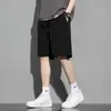 Venta al por mayor de pantalones cortos casuales de verano para hombre, pantalones cortos holgados con estampado simple para uso al aire libre, pantalones casuales deportivos de baloncesto