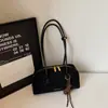 Diseño de nicho retro transfronterizo, bolso de gran capacidad para debajo del brazo, bolso tipo almohada moderno y minimalista, bolso de hombro de color liso de moda para el día a día