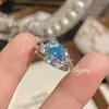 Novo Anel Paraiya Octogonal Corte Milênio Rosa Incrustado com Diamante de Alto Carbono Borboleta Anel Feminino Anel de Diamante Azul Oceano Atacado
