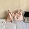 Bolso cruzado de nicho a la moda para mujer, nuevo modelo de primavera, bolso de hombro simple para el día a día, bolso tipo cubo casual versátil de alta gama