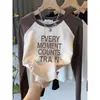 Nova coleção outono de 2026, estilo raglan, algodão escovado, ombro normal, bloqueio de cores, camiseta de manga comprida para mulheres, moderna e versátil, top que rejuvenesce