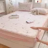 2026 Nuevo Modelo Sábana Bajera de Gasa Gruesa de Tres Capas Cubierta de Cama Protector de Colchón de Envoltura Completa Sábana Bajera para Cama Matrimonial Juego de Tres Piezas