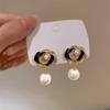 Pendientes de camelia vintage de lujo ligeros de verano de alta gama con diseño hueco y perla en plata 925.