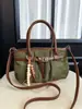 Bolso de axila estilo retro casual para mujer, nuevo modelo 2025, bolso tote de gamuza de gran capacidad, bolso de hombro simple para el día a día