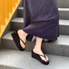 Chinelos femininos de salto médio, modelo novo, antiderrapantes para uso externo, adequados para viagens, uso diário, sandálias de praia de verão para meninas