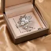 Nuevo Broche de Perlas de Tres Hojas Retro Transfronterizo con un Toque de Alta Gama, Aleación Incrustada con Diamantes, Broche Accesorio
