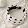 Diadema fresca de tela satinada con lunares blancos y negros, diadema de moda de alta gama versátil para mujeres, accesorio para el cabello simple de nicho