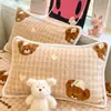 Juego de Dos Fundas de Almohada de Felpa de Leche Engrosada para Invierno Uso en el Hogar Funda de Almohada de Coral para Relleno de Almohada de Adulto
