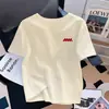 Camiseta Branca de Algodão Manga Curta Ombro Direito para Mulheres Verão 2025 Novo Estilo Quente Cor Damasco Leitoso Top Versátil de Textura Solta Ins
