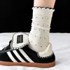 Calcetines de mujer hasta la pantorrilla con bordes fruncidos, estampado de lunares y un diseño moderno en capas, perfectos para otoño e invierno. Hechos de algodón puro, estos calcetines de estilo japonés son versátiles, dulces y transpirables, lo que los hace ideales para mujeres jóvenes.