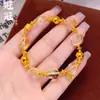 Pulsera elástica de cristal de imitación de lujo ligero de alta gama, versátil, con dijes de moneda irregulares, color dorado duradero que no se decolora