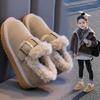 Sapatos de pelúcia acolchoados de algodão para meninas 2023 Inverno novos sapatos quentes infantis forrados com lã de sola grossa e macia antiderrapantes que combinam com tudo sapatos acolchoados de algodão