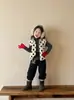 Comercio exterior ropa infantil 26 invierno nuevo estilo coreano lunares lana de cordero caricatura chaleco acolchado y conjunto de pantalones de chándal forrados de polar para niñas