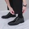 Sapatos Masculinos Brogue em Couro Esculpido, Estilo Britânico Retro Casual para Primavera e Outono, Tamanho Grande Bico Fino Sapatos de Casamento que Aumentam a Altura