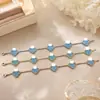 Pulseira de alta qualidade com trevo de quatro folhas e cinco flores feita de madrepérola azul clara natural, pulseira fina floral de trevo de quatro folhas de luxo discreto e nicho