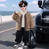 Chaqueta Arrugada con Felpa para Niños Estilo Nuevo Invierno 2026 para Niños Pequeños y Medianos Ropa Urbana Fresca de Moda Abrigo Ligero de Algodón con Felpa Ropa de Abrigo