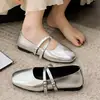 Sapatilhas Femininas Prata Estilo Chanel Verão 2025 Novas Flats Francesas de Solado Plano Elegantes Bico Quadrado Boca Rasa Sapatos de Fada Mary Jane