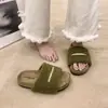 2026 Novo Design Estilo Coreano Outono e Inverno Chinelos Femininos Peludos de Uma Tira com Padrão de Letras, Pelúcia e Únicos