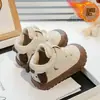 Zapatos de algodón forrados de felpa para niños de 1 a 3 años, nuevos estilos de invierno para niños y niñas, zapatos para caminar antideslizantes de suela suave, botas cortas cálidas con cierres de velcro