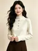 Nueva colección de otoño e invierno: Top térmico de manga larga para mujer con cuello alto medio, adornos de botones florales, mangas largas forradas de polar y diseño versátil para otoño e invierno