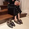 Zapatos de mujer cálidos, forrados de felpa, peludos, con tacón grueso, colección otoño/invierno 2026, Mary Janes planos de punta, zapatos pequeños de cuero elegantes y versátiles