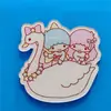 Broche de Acrílico Estrellas Gemelas Harajuku Insignia de Dibujos Animados Accesorios para Bolsos Estilo Carcasa de Teléfono DIY Lazo