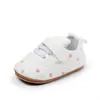 Zapatos nuevos para bebé con suela de goma, zapatos bordados para bebé, cómodos y elegantes zapatos para antes de caminar para niños y niñas