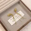 Brincos de Borla com Folha de Metal Estilo Francês Luxo Leve Feminino 2025 Novos Nicho Distintivo Exquisitos Exagerados