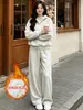Moda estilo francés 2026 deportivo nuevo otoño e invierno casual moderno reductor de edad conjunto de dos piezas con sudadera con capucha y pantalones de pierna ancha