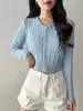 Suéter Curto de Tricô com Ponto Trançado Versátil de Botão Único com Gola Redonda, Slim Fit, Estilo Francês, Nicho, Chic Coreano para Outono e Inverno