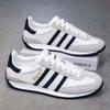 Tela de verano transfronteriza transpirable versátil moda suela blanda antideslizante zapatos blancos pequeños de tres barras deportes casual zapatos de hombre