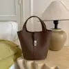 Bolsa Balde Cesta da Moda para Mulheres 2025 Outono Nova Bolsa de Ombro de Alto Valor Bolsa Transversal Niche de Cor Sólida Simples