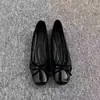 Zapatos planos para mujer 2026 nuevo estilo de otoño, adecuados para combinar con faldas, cuero charol casual poco profundos tipo ballet suela blanda zapatos pequeños de cuero