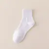 Meias Masculinas de Cano Médio para Outono e Inverno, Meias Longas de Algodão Cor Sólida Preto e Branco, Meias Esportivas Absorventes de Suor, Meias Longas para Moda de Inverno
