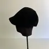 Chapéu Forward de Couro Fosco Estilo Levemente Luxuoso com Bico de Pato para Meninas Outono e Inverno Chapéu de Pintor Quente Retrô Literário e de Alta Qualidade