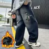 Z1349 Yang Temprano Niños Medianos y Grandes Mono de Terciopelo Jeans Pantalones Largos Engrosados con Forro Polar Invierno Nueva Moda