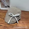 Boné Forward Xadrez com Laço Fofo Estilo Coreano para Mulheres Primavera/Verão 2026 Moda Casual Redutor de Idade Boina Doce Atacado