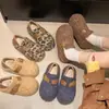 Zapatos Birkenstock Casuales Slip-on de Ante Retro con Plataforma Interna para Mujer Otoño 2026 Nuevos Mocasines Casuales de Cobertura Total con Hebilla de Cuero y Suela Gruesa