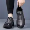 Sapatos de Couro de Verão para Homens, Novo Design Vazado, Leves, Respiráveis, Ideais para Viagem, Sapatos para Caminhada com Fivela Rotativa, Casuais e Modernos