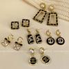 Pendientes de Aguja de Plata Perla Negra Vintage Pendientes Coreanos con Incrustaciones de Diamantes Geométricos con Letras Pendientes Nicho con Sentido de Diseño Pendientes para Mujer