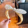 Versión coreana de aro de tela con pequeñas flores para el cabello, aro japonés con orejas de conejo frescas, hebilla de color para niños, tarjeta para el cabello