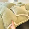 Juego de Cama de Cuatro Piezas de Terciopelo de Leche con Patrón Tallado Clase A 2026 Nuevo Invierno Grosor Alto Funda Nórdica Sábana Ajustada de Coral Fleece Juego de Cama 3