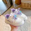 Sapatos Femininos 2026 Novo Primavera Infantil Casual Tênis Branco com Solado de Borracha Menina Desenho Animado Superfície de Couro Tênis Esportivo Princesa Mais Vendido