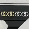 Fornecimento Exclusivo Transfronteiriço de Brincos Novos Estilo 2025 Inspirados em Chanel com Letras Duplas C Lisas para Mulheres, Réplica de Alta Qualidade com Etiqueta, Atacado