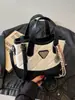 Las bolsas pequeñas populares de este año para mujer son versátiles para la primavera y el verano, nuevas bolsas cruzadas de nicho de moda 2025, bolsos tipo cubo acolchados