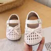 Sandalias tejidas huecas para niñas con punta cerrada, nuevo estilo de verano, zapatos de princesa para niños con suela suave y moño plateado para niños pequeños